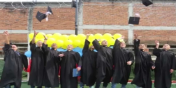 Diez internos de la cárcel San Bernardo de Armenia se graduaron como bachilleres