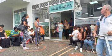 Usuarios tienen que esperar más de 8 horas por un medicamento en Armenia
