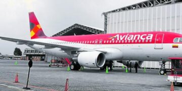 Siguen protestas contra Avianca por cancelaciones de vuelos; viajeros, hasta la coronilla