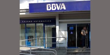 Dos sujetos armados robaron banco en Armenia