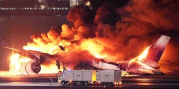 Avión con más de 370 pasajeros se incendió al chocar con otro: hay 5 muertos