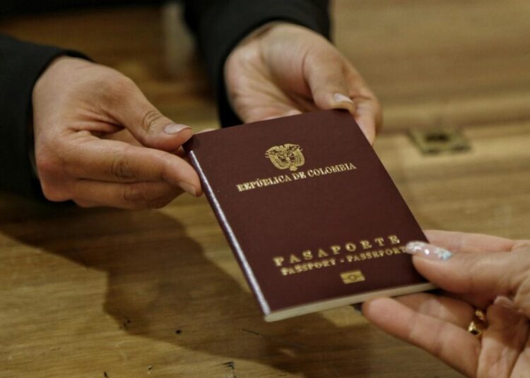 Licitación de pasaportes continua suspendida: Canciller asegura que «no había competencia para revivir el contrato»
