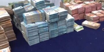 En Madrid, arrestaron a un colombiano que llevaba más de 2 millones de euros ocultos en un carro