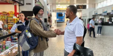 Volver a casa: diez personas sin techo retornan a sus ciudades en 2024