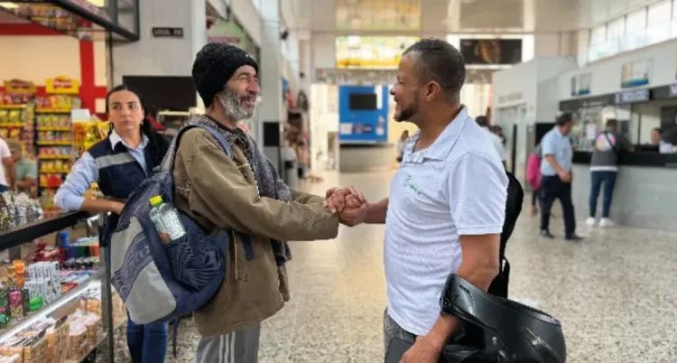 Volver a casa: diez personas sin techo retornan a sus ciudades en 2024