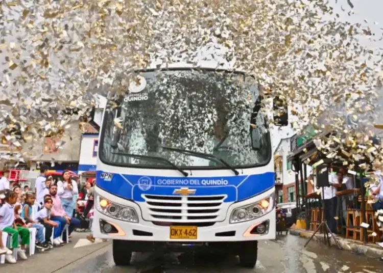 Movilidad y participación: tres municipios del Quindío reciben nuevos buses