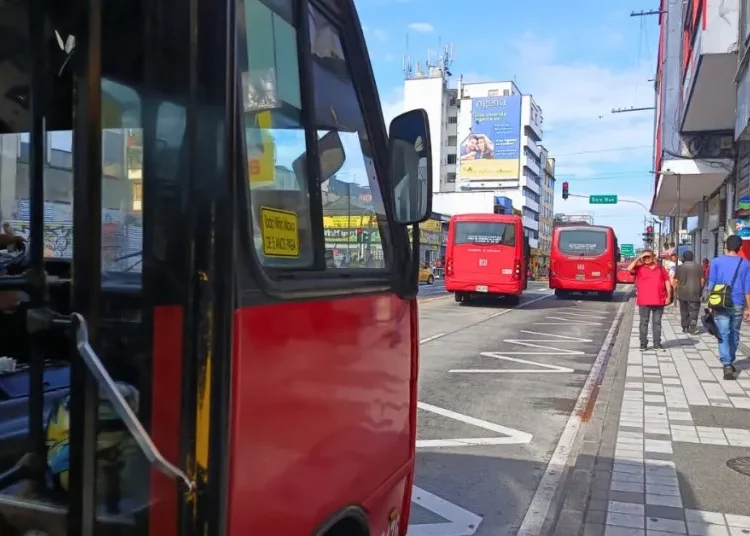 ¡Cuidado! Modalidad de hurto en Armenia: sujetos tiran pastillas en las escaleras de los buses