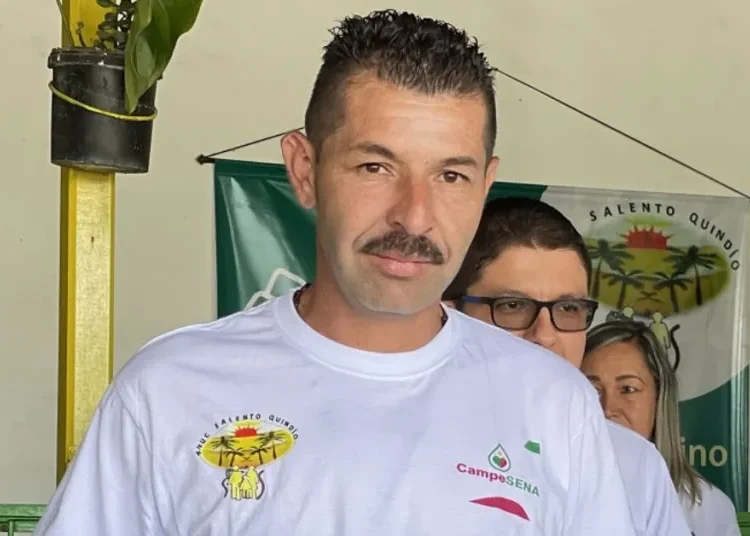 ¡Orgullo quindiano! John Jairo Acosta, el primer instructor campesino del país
