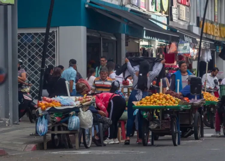 Vendedores informales reciben nuevas normas para mejorar la organización del espacio público