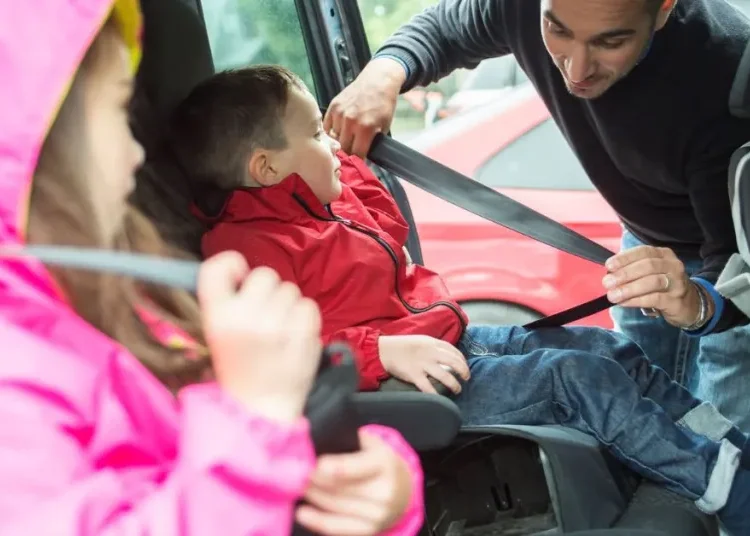 Proponen multa de hasta $58,5 millones por no usar el cinturón de seguridad en niños