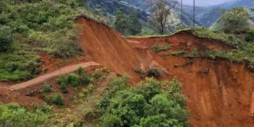 Deslizamiento de 80 metros dejó incomunicados a 8 predios dedicados a la producción lechera y de trucha