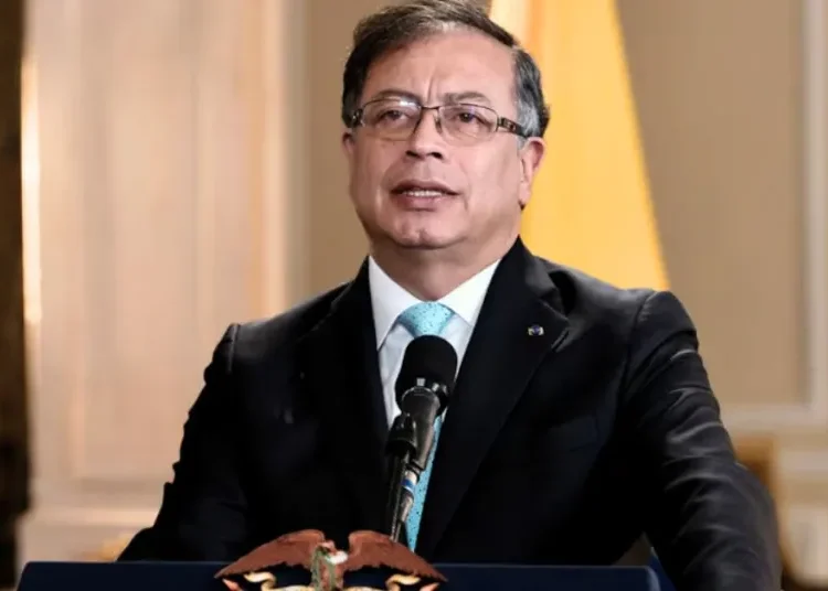 Petro responde al Reino Unido: Colombia también pedirá visa a ciudadanos británicos