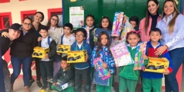 Unidos por la educación: campaña lleva útiles a niños de bajos recursos en la cordillera