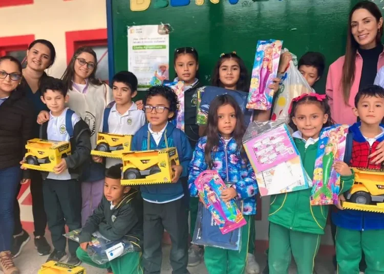 Unidos por la educación: campaña lleva útiles a niños de bajos recursos en la cordillera