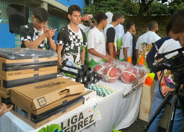 Atletas quindianos reciben equipamiento para su preparación hacia los Juegos Nacionales 2027