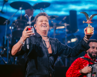 Carlos Vives conquista al monstruo de la Quinta Vergara y se alza con las gaviotas de plata y oro en el Festival de Viña del Mar 2025
