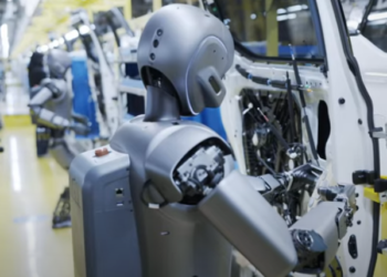 Fue presentada la primera fábrica de carros operada por robots humanoides: así ‘piensan’ y cooperan