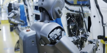 Fue presentada la primera fábrica de carros operada por robots humanoides: así ‘piensan’ y cooperan