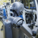 Fue presentada la primera fábrica de carros operada por robots humanoides: así ‘piensan’ y cooperan