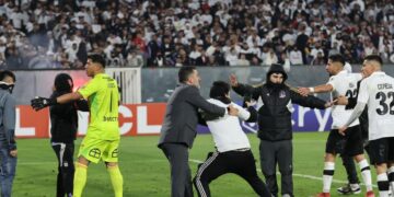 Tragedia en Santiago: mueren dos hinchas en estampida afuera del estadio de Colo Colo, que jugaba en Libertadores