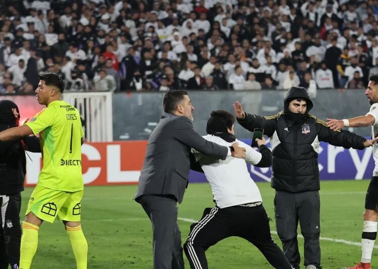 Tragedia en Santiago: mueren dos hinchas en estampida afuera del estadio de Colo Colo, que jugaba en Libertadores