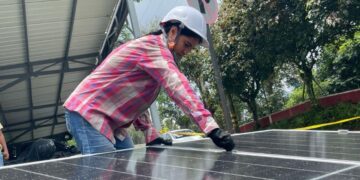 Primera electrolinera en el país que funciona 100% con energía solar se encuentra en el Quindío