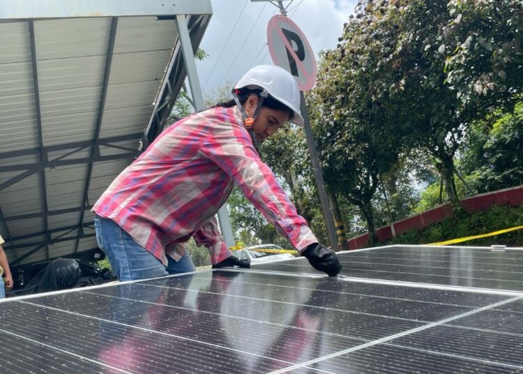Primera electrolinera en el país que funciona 100% con energía solar se encuentra en el Quindío