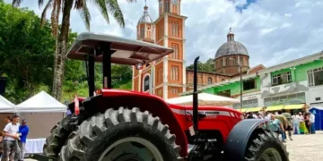 Campesinos de Génova recibieron tractores e insumos para el desarrollo del campo