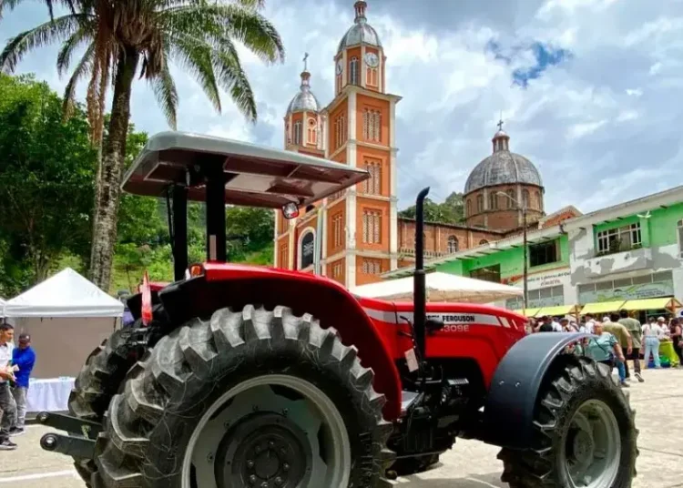 Campesinos de Génova recibieron tractores e insumos para el desarrollo del campo