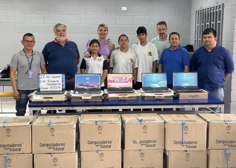 Estudiantes de Armenia tendrán acceso a 352 computadores para su aprendizaje