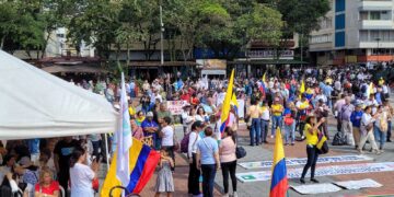 Maestros y trabajadores del Quindío inician paro nacional de 48 horas en la plaza Bolívar de Armenia