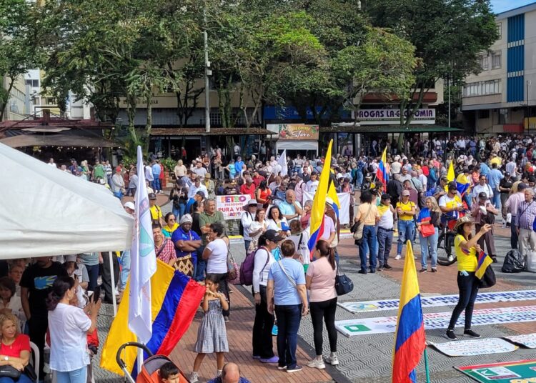 Maestros y trabajadores del Quindío inician paro nacional de 48 horas en la plaza Bolívar de Armenia