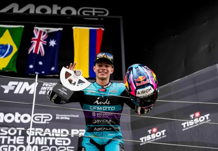 David Alonso logra su primer podio en Moto2 y hace historia para Colombia en Silverstone