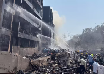 Avión con destino a Londres se estrella en Ahmedabad; más de 240 personas a bordo