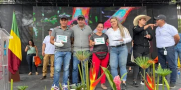 Entregan cartas cheque a agricultores para fortalecer el Paisaje Cultural Cafetero en Armenia