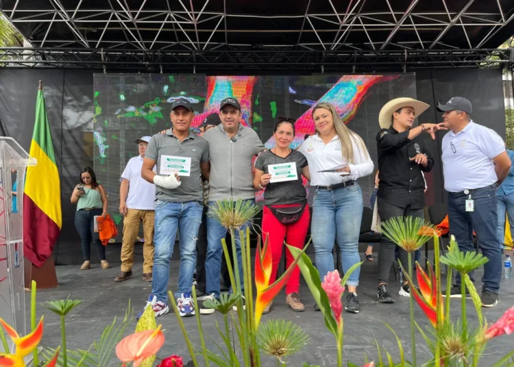 Entregan cartas cheque a agricultores para fortalecer el Paisaje Cultural Cafetero en Armenia