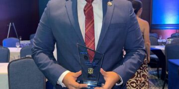 🏅 Indeportes Quindío brilló en los XII Premios HEVS al recibir el reconocimiento a Mejor Gestión Administrativa.